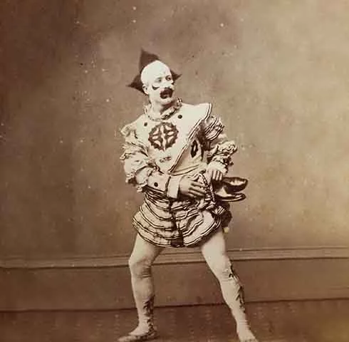 Os personagens eram baseados em tipos reais, porém com caracterizações exageradas para dar o tom satírico às peças.
