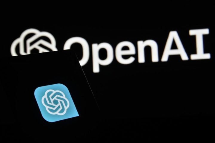 Essa semelhança acabou causando um problema para a OpenAI, empresa criadora do chatbot.  Em 20/5, a atriz divulgou um comunicado à imprensa, no qual afirmou que consultou advogados e enviou cartas ao CEO Sam Altman, e à empresa pedindo explicações sobre a criação da voz.