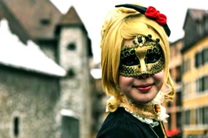 Marchinhas clássicas do Carnaval brasileiro citam os personagens, como “Pierrot Apaixonado”, de Noel Rosa e Heitor dos Prazeres, que diz logo na introdução: “Um Pierrô apaixonado que vivia só cantando por causa de uma colombina acabou chorando”.