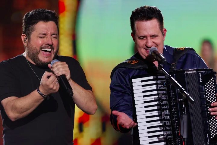 Formada em Goiânia, em 1988, pelos cantores Bruno (voz e violão) e Marrone (voz, violão e sanfona), a dupla se consolidou como uma das maiores do gênero, influenciando gerações de artistas e fãs.