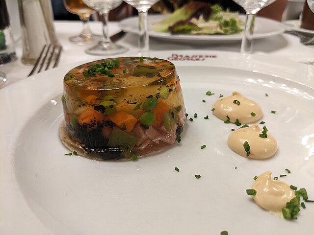 A gelatina começou a ser usada na gastronomia no século XVII, quando os chefs descobriram sua capacidade de formar sobremesas leves e refrescantes. No século XIX, esse produto se tornou mais acessível e começou a ser comercializada em pó.

