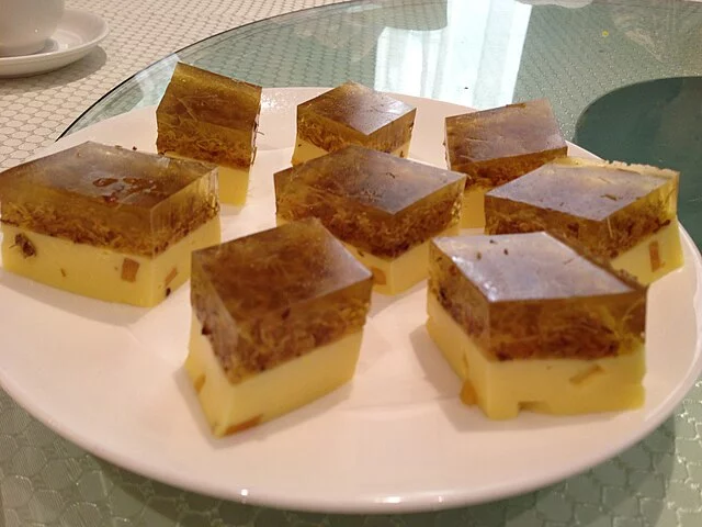 Diante disso, caso coloque a mistura na geladeira, essa moléculas, totalmente hidratadas, se unem e transformam o líquido na gelatina.