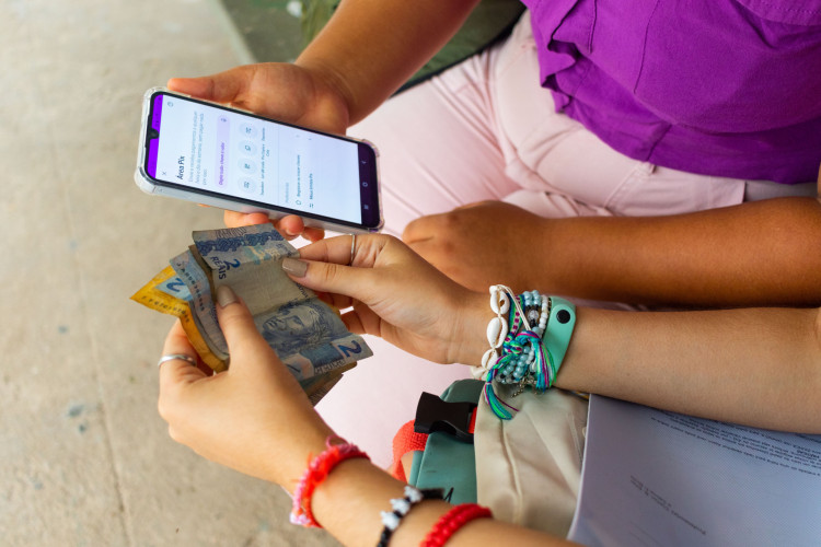 Entre a Gen Z, compromissos de longo prazo, como a compra de imóvel ou a formação de uma família, são adiados tanto por conta das preferências pessoais quanto devido a condições econômicas