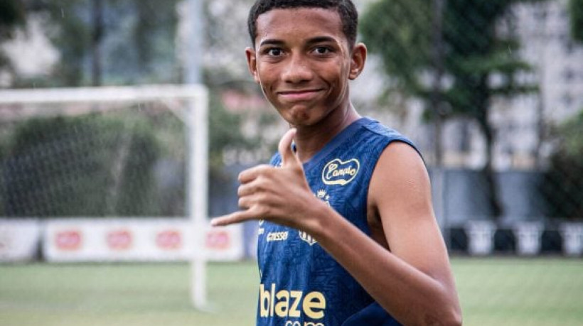 Juninho, de apenas 17 anos, já vinha treinando com os profissionais e agora pode ser relacionado por Pedro Caixinha nos próximos jogos