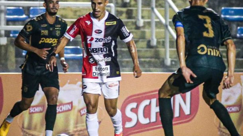 Allanzinho decide o confronto direito em favor da equipe coral, que passa o rival na tabela e assume a quarta posição do Grupo A
   