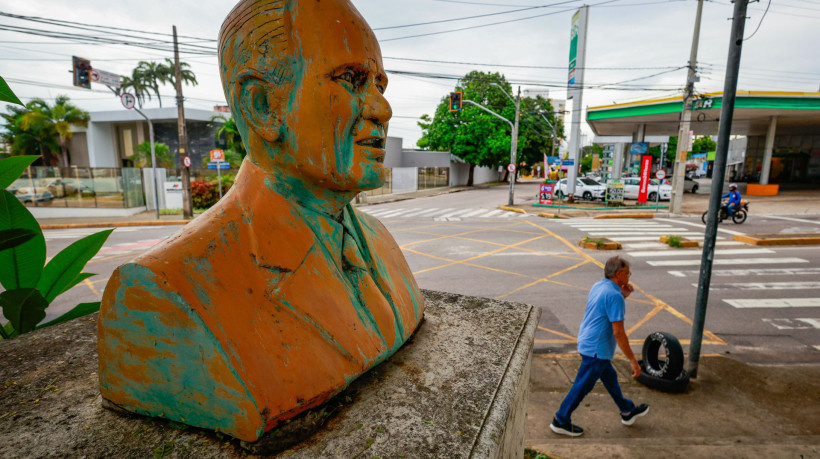 Busto do jurista Fran Martins na Pra&ccedil;a professor Fran Martins apresenta sinais de desgastes