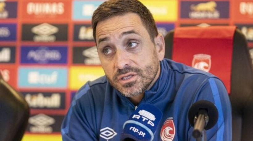 Alterações em acordo verbal e equivalência de licenças afastam comandante do Alvinegro e o faz renovar contrato com equipe de Portugal