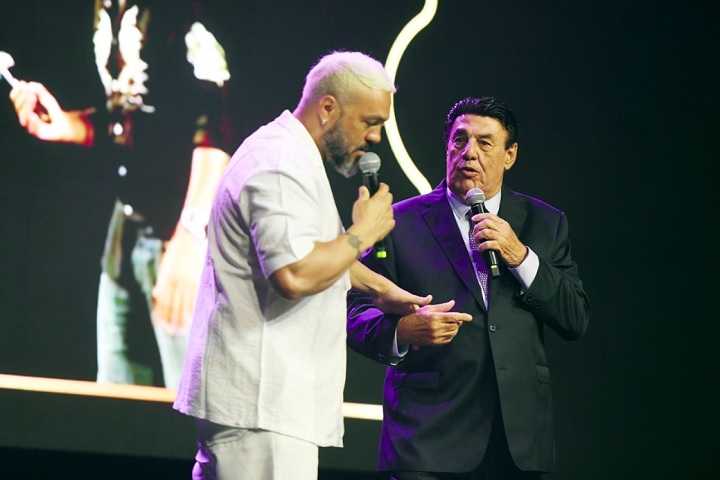 “Tá casando de novo, outra vez? Não, né? Dá um tempinho agora. Não aguento mais ir a casamento seu, brincou Perlingeiro. “Tô mais calmo agora”, respondeu Belo.