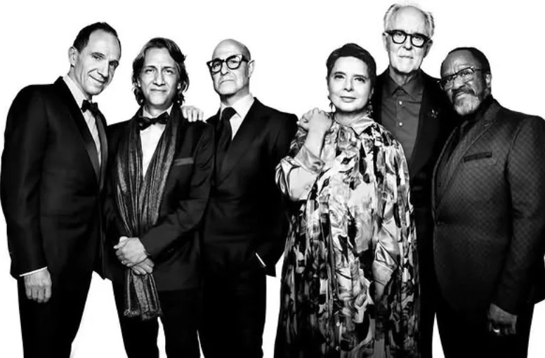 O filme, que narra os bastidores da eleição de um Papa, ainda tem no elenco Ralph Fiennes (“O Jardineiro Fiel”), Stanley Tucci (“Um Olhar do Paraíso”), John Lithgow (“Dexter”) e Sergio Castellito (“Não se Mova”). 
