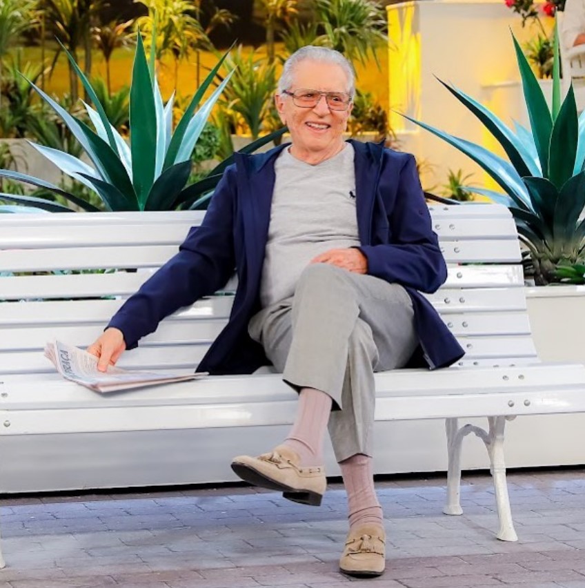 Carlos Alberto de Nóbrega - Humorista e apresentador nascido em Niterói (RJ), em 12/3/1936, formou-se em Direito na UFRJ. É filho de Manuel de Nóbrega, um dos pioneiros da TV no Brasil. E sucedeu o pai no programa de humor A Praça é Nossa. 