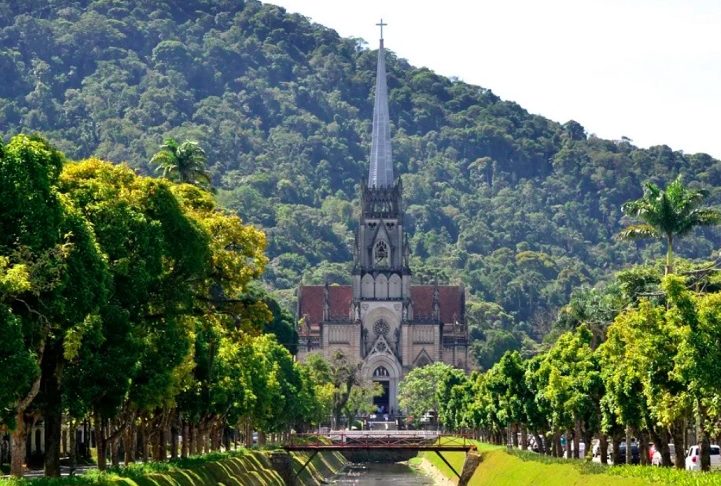 A Catedral de São Pedro de Alcântara, que abriga o mausoléu de Dom Pedro II e da Imperatriz Teresa Cristina, é outro dos cartões-postais famosos de Petrópolis.