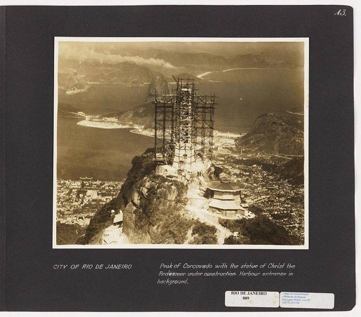 A ideia da construção de uma grande estátua religiosa no topo do Corcovado foi sugerida pela primeira vez em 1859 pelo padre Pedro Maria Boss e só ganhou impulso em 1921, com a aproximação do centenário da Independência do Brasil.