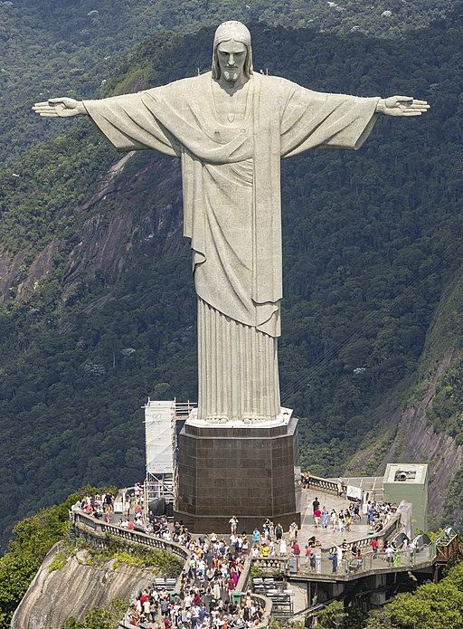 Somando a altura da estátua com a do pedestal (38 m), o Cristo Redentor é a terceira maior escultura de Jesus Cristo no mundo.