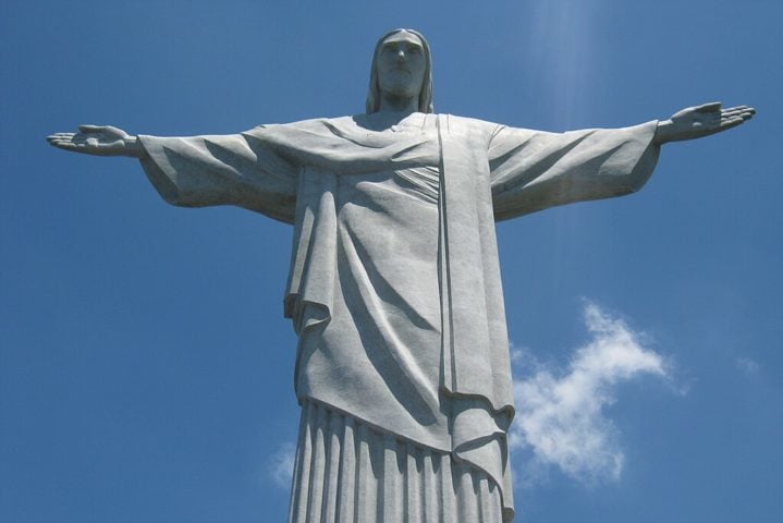Erguido a 710 metros de altura no topo do Corcovado, o Cristo Redentor é um dos monumentos mais famosos do mundo, abraçando a cidade do Rio de Janeiro com seus braços abertos que chegam a 28 metros de uma ponta à outra.