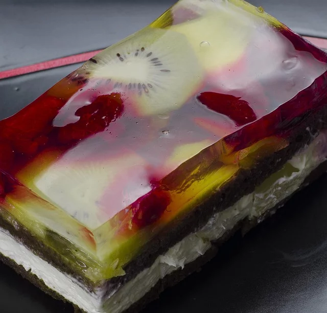 As opções encontradas nos supermercados, portanto, têm uma quantidade muito pequena de colágeno e, por isso, não proporcionam esse ganho ao organismo. É também um produto de baixa caloria e baixo teor de gordura.