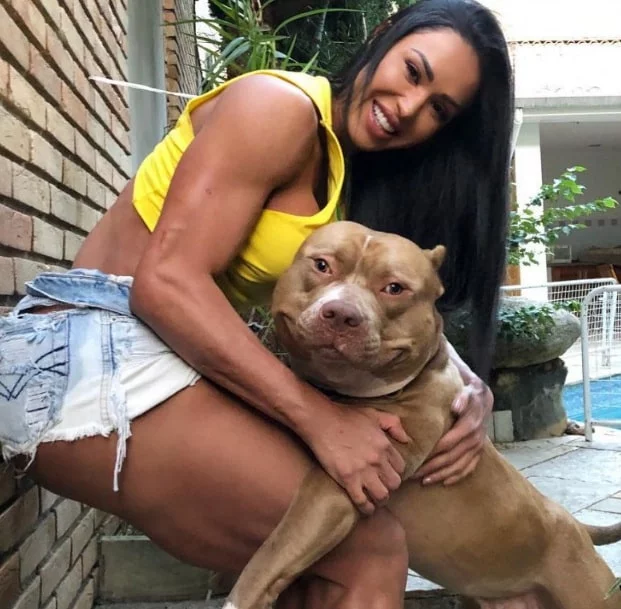 Gracyanne Barbosa - Modelo e fisiculturista, nascida em Campo Grande (MS) em 20/9/1983, migrou para o Rio de Janeiro e formou-se em 2006 pela UFRJ.  Não chegou a exercer a profissão. Ela dançava na banda Tchakabum. 