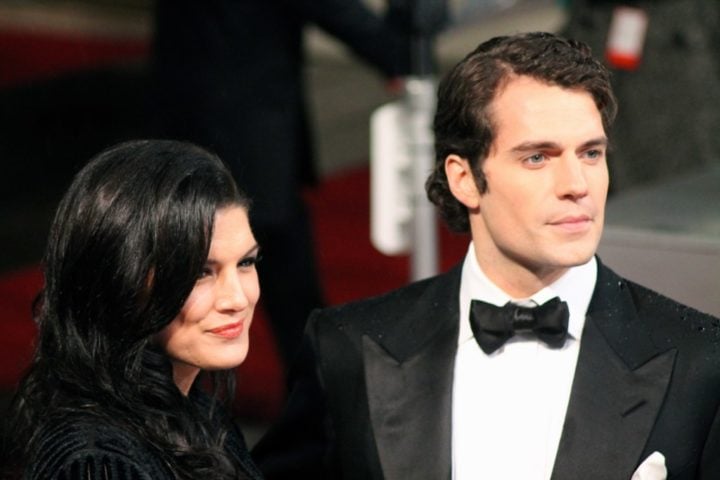 Ainda na vida pessoal, Cavill chegou a viver um relacionamento de idas e vindas com a lutadora de MMA e atriz, Gina Carano (foto), entre 2012 e 2014.  Atualmente, Henry Cavill vive no bairro de Kensington, em Londres, com seu cão de estimação, Kal.