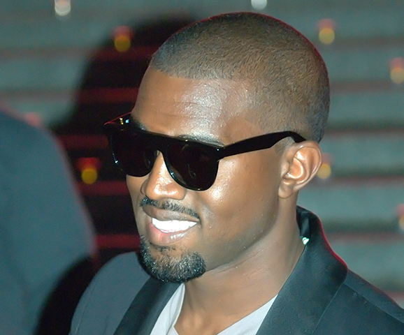 O vídeo foi veiculado dias após Kanye West publicar mensagens antissemitas na rede social X e pôr à venda em seu site camisetas com suásticas. As postagens do rapper geraram uma onda de revolta e ele chegou a desativar sua página na plataforma. 
