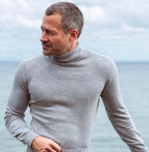 Malvino Salvador: O ator e modelo nascido no Amazonas em 31/1/1976 estudou Ciências Contábeis na Universidade Federal do Amazonas (UFAM), em Manaus. Ele chegou a trabalhar como bancário.