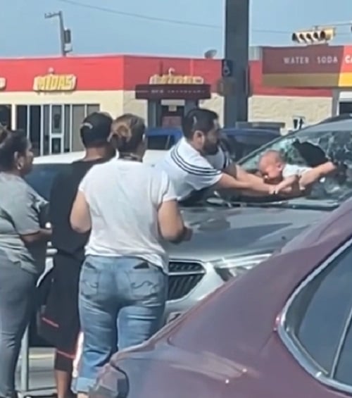 O buraco teve que ser grande o suficiente para que um adulto passasse e puxasse o bebê. Foi preciso ter muito cuidado para evitar ferimentos. 