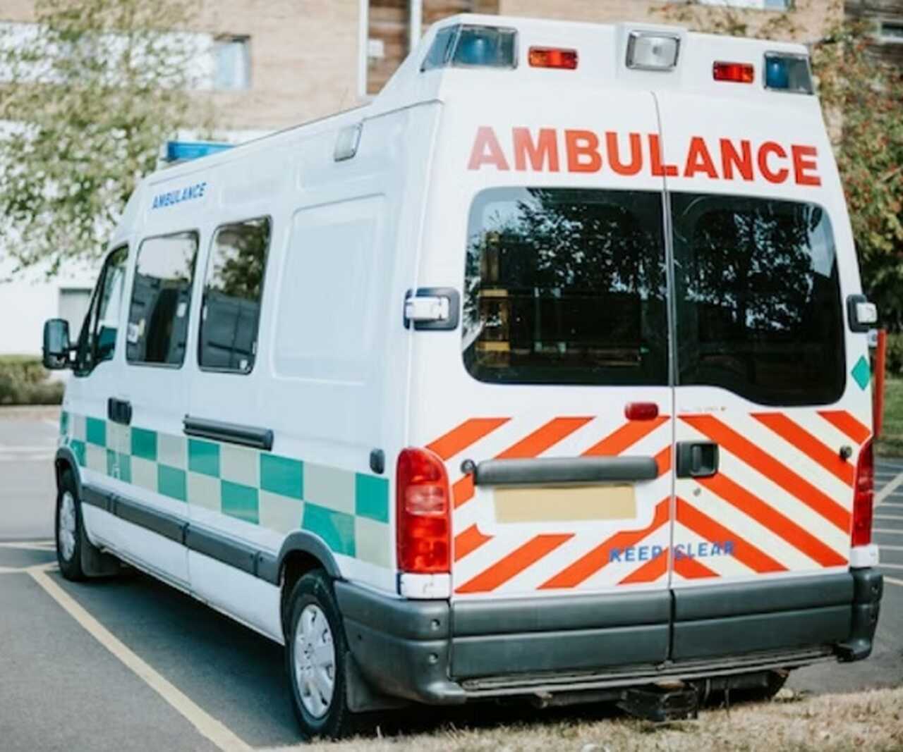 Depois que o bebê foi retirado do carro, o pai chamou uma ambulância para verificar o estado da criança.