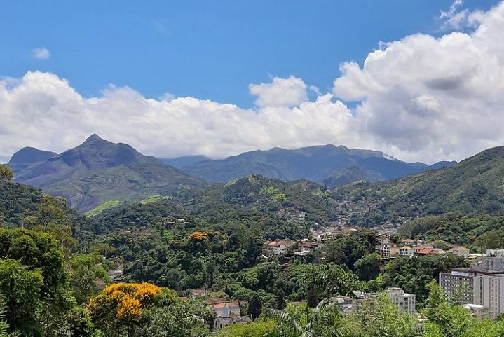 Conhecida como Cidade Imperial, Petrópolis ostenta um rico patrimônio histórico e cultural, além de belas paisagens montanhosas e um clima ameno que a tornam um destino turístico atemporal.