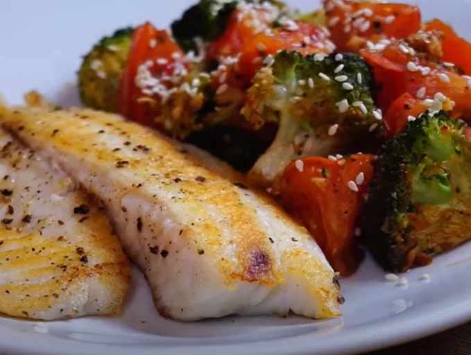 Esse peixe costuma combinar muito bem com limão e também conta com ômega 3, que traz diversos benefícios para a saúde.