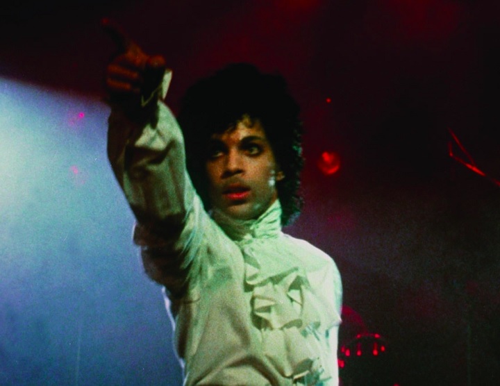 A combinação do som inovador de Prince, com letras poderosas e performances visuais marcantes, fez de Purple Rain um fenômeno cultural. Relembre a carreira de Prince!