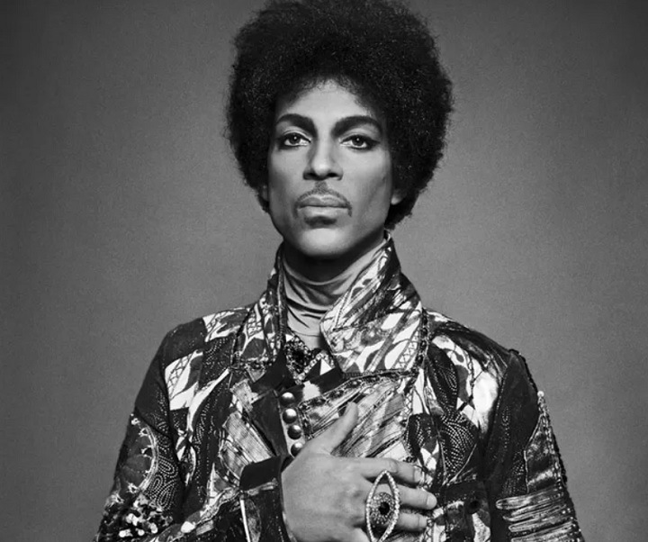 Em protesto, ele mudou seu nome para um símbolo impronunciável, muitas vezes referido como The Love Symbol, e passou a ser chamado de o artista anteriormente conhecido como Prince.