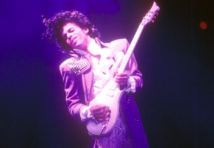 A trilha sonora do filme, que tem o próprio Prince no papel principal, leva o mesmo nome do álbum e é repleta de hits como When Doves Cry, Let's Go Crazy e, claro, a épica faixa-título Purple Rain.