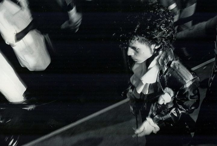 A figura de Prince transcendeu a música, tornando-se um ícone da cultura pop. Seu estilo andrógino, suas performances eletrizantes e sua personalidade excêntrica o transformaram em um dos artistas mais carismáticos de sua geração.