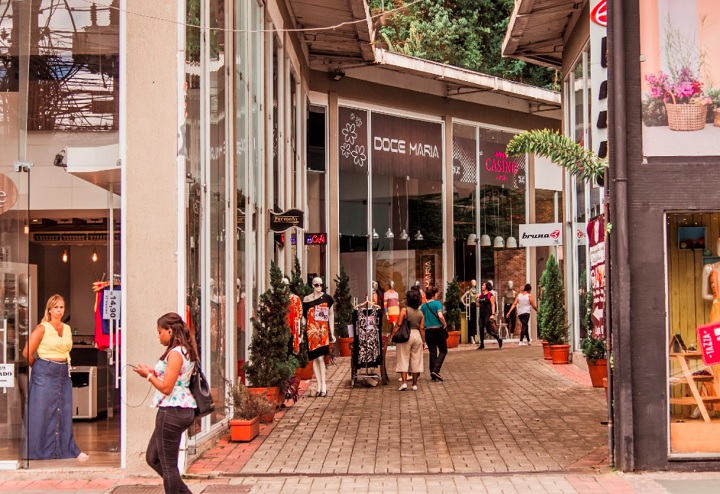 Uma dessas atrações que atraem turistas de todos os cantos é a Rua Teresa, um dos maiores polos de moda da região serrana do estado, com mais de 1.200 lojas!