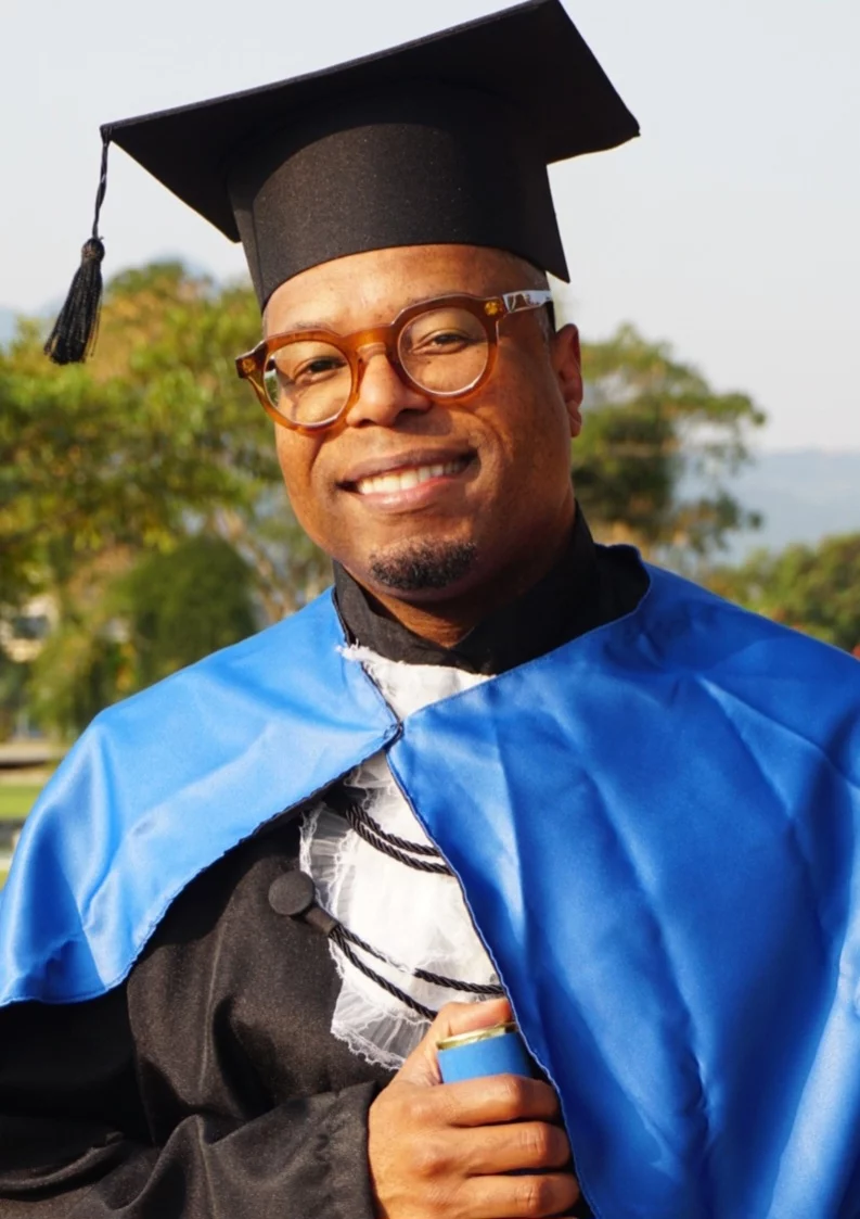 O cantor Buchecha comemorou nas redes sociais a sua formatura em Marketing Digital. Aos 49 anos, Claucirlei de Souza, finalmente, realizou o sonho de concluir uma faculdade.  Orgulhoso, ele posou para fotos com beca e diploma. 