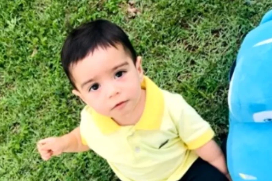 Um menino de 2 anos morreu em 18/2/2025 após ter sido deixado dentro de um carro com os vidros fechados em Nerópolis, Goiás. Salomão, ficou quatro horas exposto ao calor de 30°C . A dona do berçário, Flaviane Lima, foi presa e alegou que esqueceu a  criança.