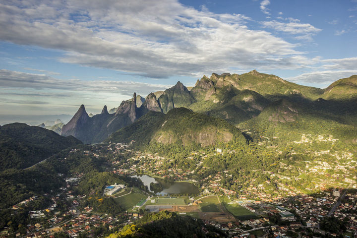 Outra opção turística são as trilhas do Parque Nacional da Serra dos Órgãos, que contam com cachoeiras cristalinas e a rica fauna e flora da Mata Atlântica. 