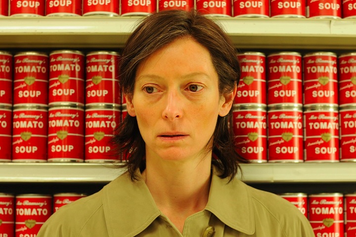 Além disso, Swinton é lembrada por seus papéis em outros filmes aclamados como Precisamos Falar Sobre o Kevin (2011 - foto), O Grande Hotel Budapeste (2014), Okja (2017) e Suspíria: A Dança do Medo (2018).