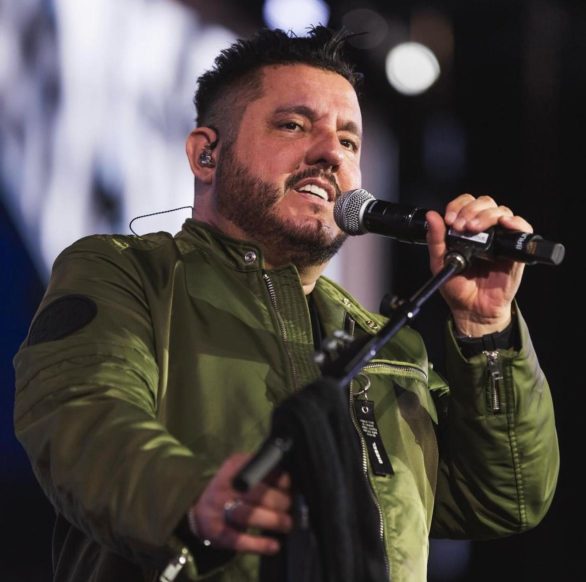 Eles ganharam inúmeros prêmios ao longo da carreira, incluindo um Grammy Latino em 2002. Com o tempo, Bruno e Marrone continuaram a evoluir seu estilo musical, incorporando elementos modernos ao sertanejo tradicional.