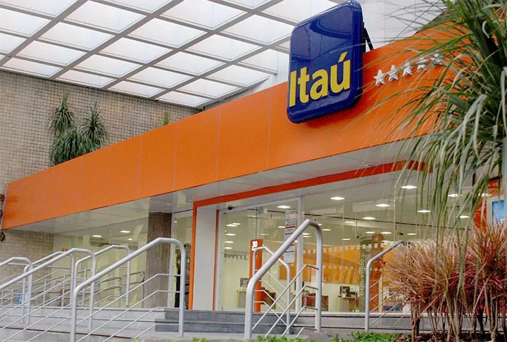 1º lugar: Itaú Unibanco - Maior banco privado do país, é resultado da fusão de Itaú e Unibanco em 2008 - Ativo total em 2024: R$ 2,6 trilhões.

