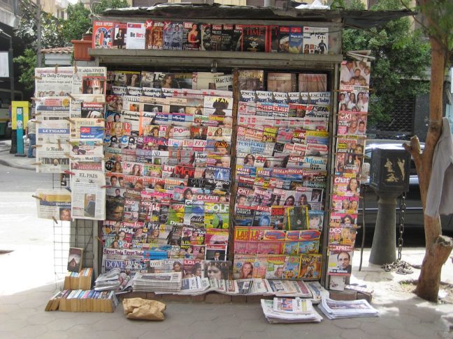 A partir do fim do século XX, a popularização da internet e dos dispositivos digitais começou a afetar o modelo de negócios das bancas.