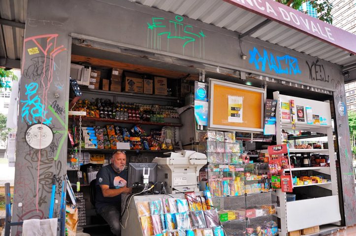 No Brasil, muitas bancas tentaram se adaptar. Muitas passaram a vender produtos variados, como brinquedos, acessórios para celular, alimentos e bebidas. Na época das locações de filmes em vídeo, muitas passaram a vender fitas. Mas até esse negócio decaiu por causa do Youtube. 