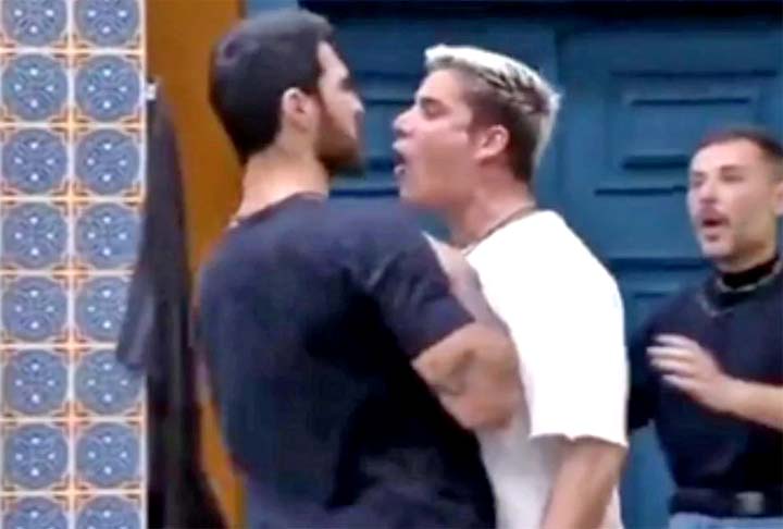 Além de desistências, os realities também ficam marcados por participantes que foram expulsos. Em 2022, por exemplo, Tiago Ramos, ex-padrasto de Neymar, foi retirado de A Fazenda 14 após trocar agressões com Shayan Haghbin, que também foi expulso. 