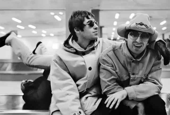 A relação conflituosa entre os irmãos Gallagher permeou a vida da banda desde o início, com reiterados episódios de discussões e ofensas em público. 
