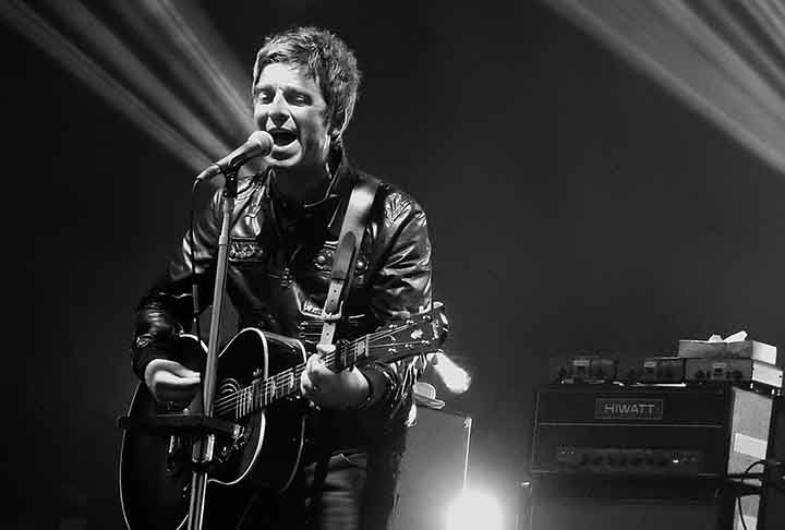 O comunicado do retorno da banda veio na semana em que a separação completaria 15 anos. O marco foi o dia 28 de agosto de 2009, quando, horas após o cancelamento de um show na França, o guitarrista Noel Gallagher anunciou sua saída do grupo. 
