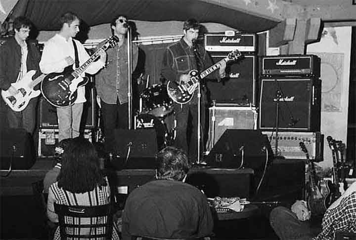 O Oasis é um expoente do movimento cultural dos anos 90 no Reino Unido batizado de “Britpop”, que teve também bandas como Blur, Suede e Pulp e incluiu manifestações nos campos das artes, moda e política. 
