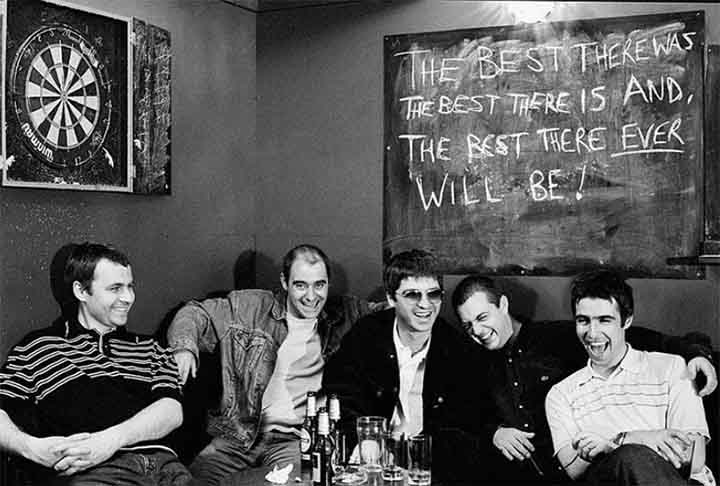 A banda foi fundada em 1991, na cidade industrial de Manchester, na Inglaterra, terra natal dos irmãos Gallagher: Noel, 57, e Liam, 52.
