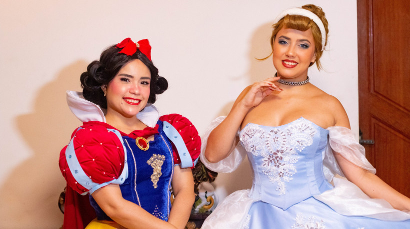 Thaís Mota (esq.) e Pamela Sousa (dir.) se preparam para participar de uma festa infantil 