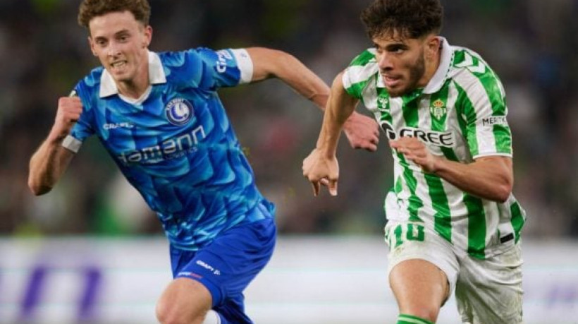 Atacante brasileiro, na mira do Palmeiras, tem atuação apagada e recebe vermelho nos minutos finais da derrota em casa