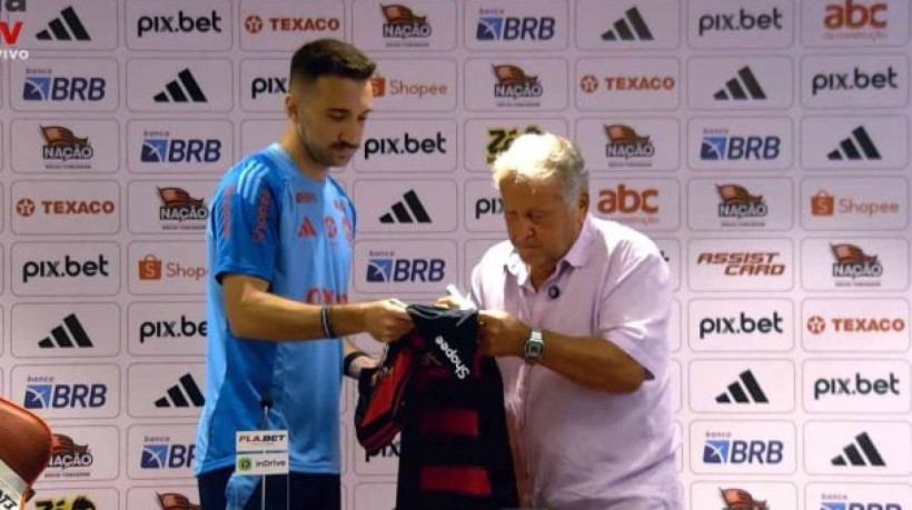 Galinho entrega camisa autografada a defensor, que presenteia o ídolo com camisa de sua estreia pelo clube, em março do ano passado