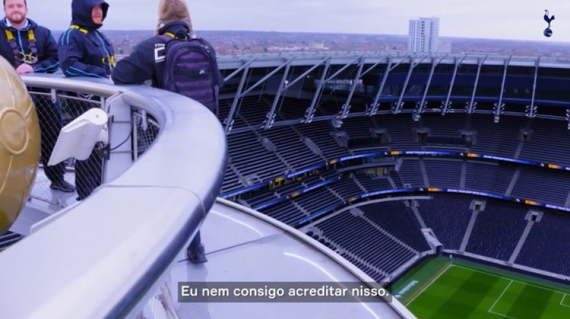 Maddison mostra tatuagens de Harry Potter para Rupert Grint