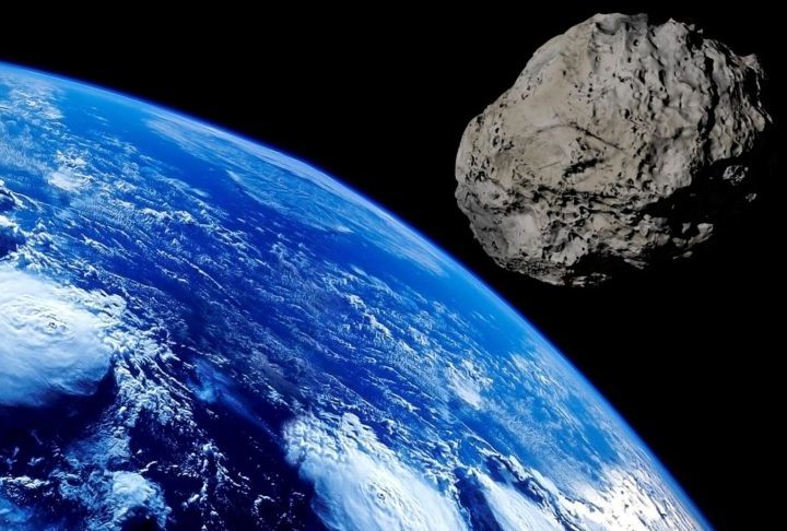 Embora seu tamanho seja significativamente menor que o do asteroide que extinguiu os dinossauros há 66 milhões de anos, o 2024 YR4 ainda pode causar destruição em grande escala se colidir com a Terra. 